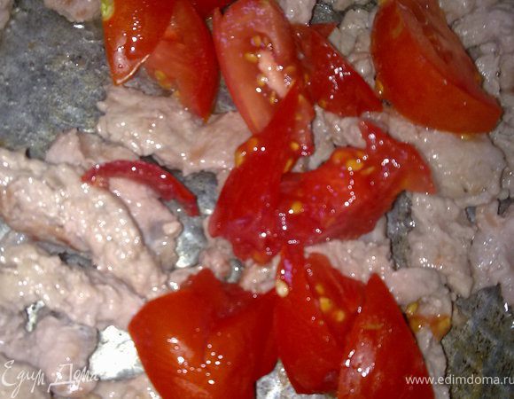 Нарезать 2-3 помидора дольками и протушить их с мясом пару секунд.