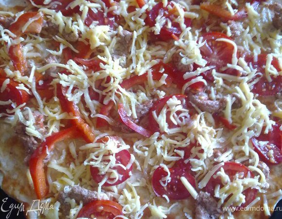 тесто выложить на смазаный маслом противень,сверху мясо с помидорами тушеное,потом помидоры,перец,а сверху засыпать все сыром(с творогом)