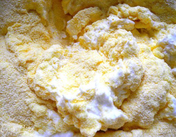 Творог, сметану, сахар и кукурузную муку смешать и оставить на полчаса.