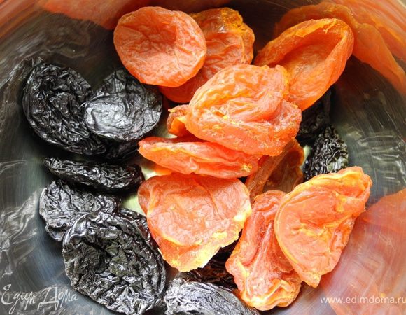 Сухофрукты залить кипятком. Если они суховаты, оставить на 5-10 мин. Если нет слить воду сразу. Обсушить бумажным полотенцем, крупно нарезать.