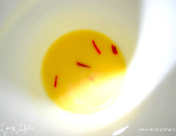 Шафран залить молоком и оставить на 10-15 мин.