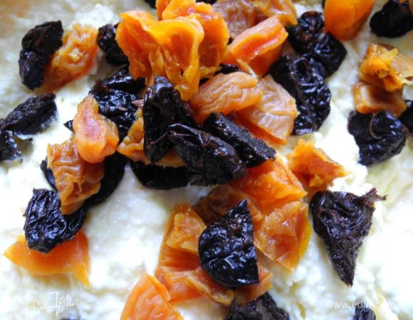 Смешать творожно-кукурузную смесь со смесью для пудинга и сухофруктами.