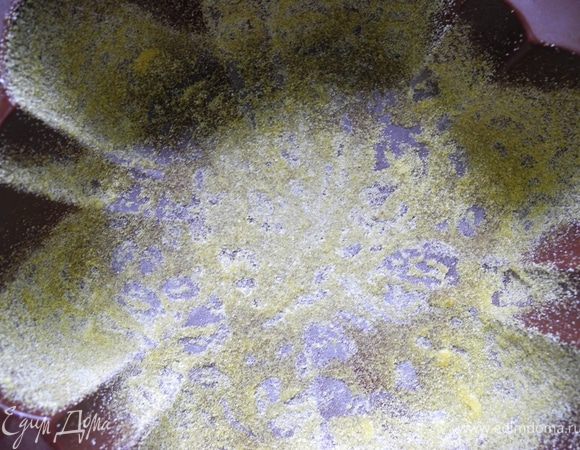 Добавить шафран, разрыхлитель, цедру и раздавленные зернышки кардамона (можно в ступке или скалкой). Осторожно вмешать белки. Форму смазать маслом и посыпать кукурузной мукой.
