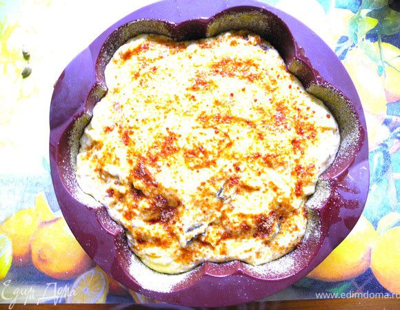 Вылить в форму тесто. Сверху присыпать тростниковым сахаром. Выпекать 1-1,5 часа при температуре 175-180 градусов. Получился такой пудинг-пирог (ПП). Очень хорош кардамон в сочетании с творогом, а также шафран, который раскрасил ПП в золотистый цвет.