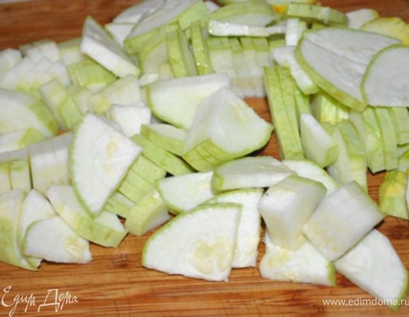 Кабачки нарезать дольками