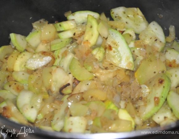 Добавить их к овощам вместе с майораном и жарить под крышкой на среднем огне, периодически помешивая, 7 минут.