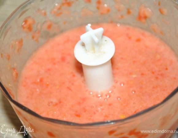 Помидоры измельчить в блендере или натереть на терке.