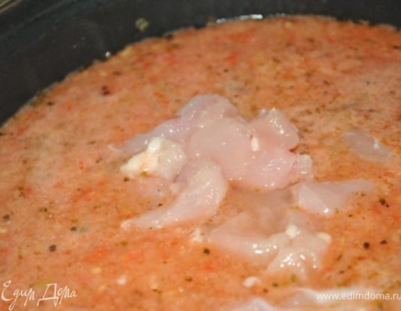 Вылить перетертые помидоры и бульон в кастрюлю. Когда закипит - добавить порезанное мясо. Варить 5-7 минут до готовности филе.