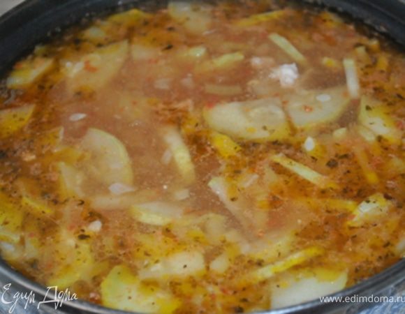 Добавить "паутинку", соль, свежемолотый перец. Варить еще пару минут.