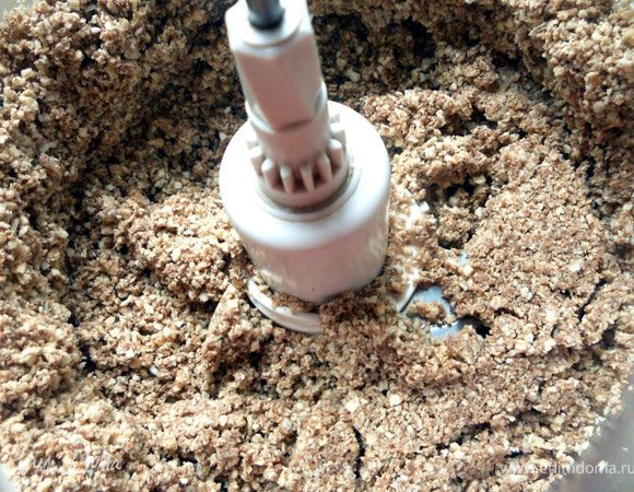 Вафли измельчить в комбайне, немного отложить.