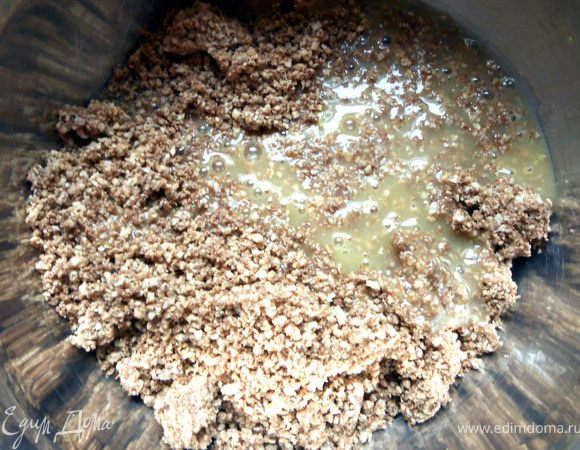 Соединить вафли и шоколад.