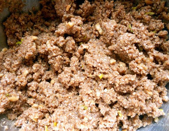 Добавить лимонный сок и цедру лайма. Сформировать конфеты и обалять в вафельной крошке. ***Поскольку мне требовалась более нежная и светлая "оболочка", я растер 5 шт. печенья "савоярди"***. До подачи хранить в холодильнике. 