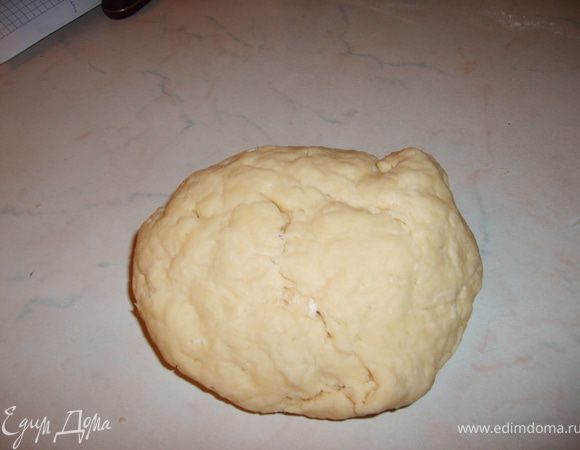 Из перечисленных ингредиентов замесите тесто. Муки следует взять столько, чтобы замесить тугое тесто. Дайте ему немного отдохнуть.