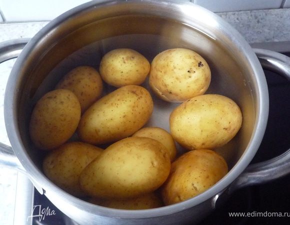 Картофель отварить в течение 20 мин. 