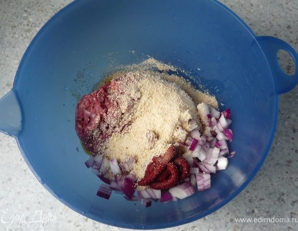 Перемешать фарш, лук, томат пасту, 1 яйцо, панировочные сухари, соль и перец.