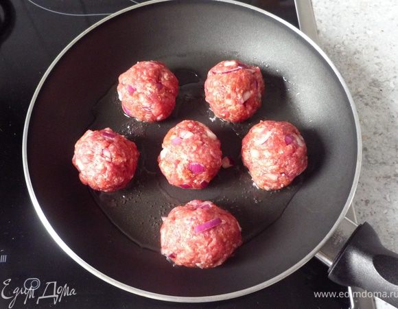 Сформировать небольшие тефтельки и хорошо обжарить их на раст. масле со всех сторон. Разогреть духовку до 200°C.