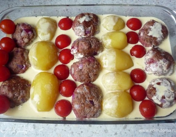 Смешать 3 яйца, крем-фреш и сливки. Приправить мускатным орехом, солью и перцем. Залить этой смесью картофель с тефтелями. Накрыть фольгой и запечь в течение 30 мин.