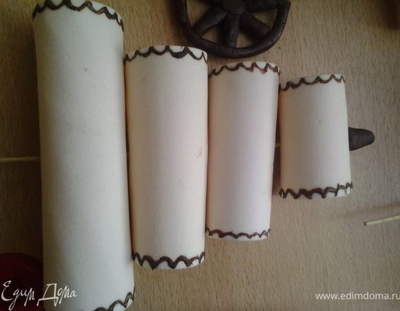 Из мастики паруса у меня сохли 2 дня (спасибо Оксанке, если бы не ее торт не знала бы что надо заранее http://www.edimdoma.ru/recipes/25034), так что надо их заранее изготовить. Раскатать и вырезать 10 прямоугольников одинаковой высоты, но ширины разной. Нижние 3 паруса самые широкие, а дальше все уже. 