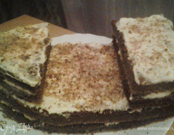 Пока коржи запекаются можно приготовить крем. Взбить сливки, отдельно взбить сметану с сахаром, соединить. Перемешать. Миндаль измельчить. Покрыть коржи кремом и посыпать миндалем. Собрать торт. 