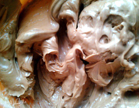 Взбить масло с сахаром, отдельно взбила сливки. Потом перемешала, добавила какао и взбила вместе. По бокам торт обмазала масляным кремом. 