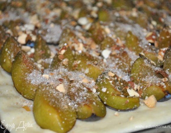 Посыпать сахаром, смешанным с корицей и орехами.