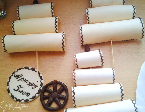 Осталось только установить паруса и штурвал с табличкой. 