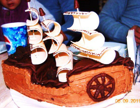 Еще украсила торт пушечными ядрами, сделала их в виде маленьких, круглых конфет из коллекции Вениамина http://www.edimdoma.ru/recipes/22500. 