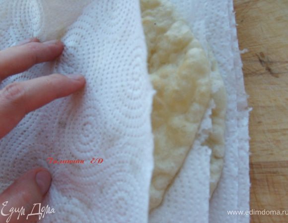 Обычно я делаю так: складываю все шелпеки стопочкой, прослаивая каждую лепешку салфетками и после просто хорошо надавливаю сверху.