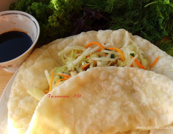 А я люблю вот так: делаю овощной салат из капусты, моркови, любой зелени, иногда можно добавить и рубленного отварного мяса, заворачиваю начинку в шелпек, поливаю соевым соусом. Получается донер по-казахски. 