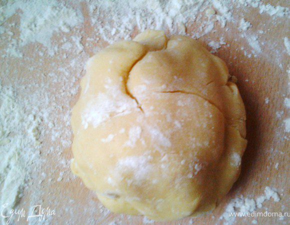 Приготовить тесто:
Смешать размягченное сливочное масло с сахаром, ванильным сахаром, солью и яйцом. Добавить муку с разрыхлителем и замесить тесто. Тесто должно быть мягким и не приставать к рукам.