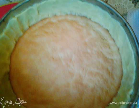 Из оставшегося теста делаем ободок на бортики формы, примерно 3 см высотой. 