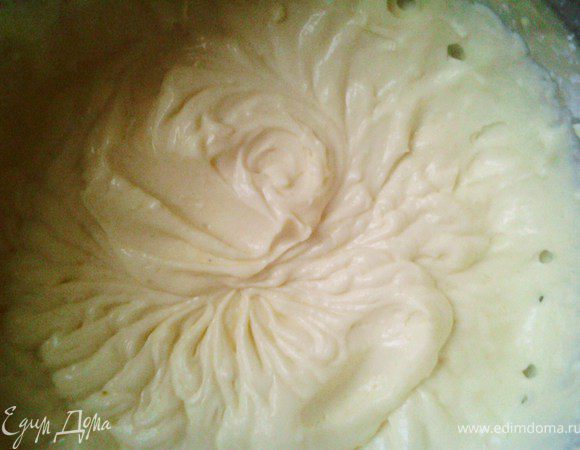 Отделить белки от желтков, желтки взбить с сахаром. Добавить творог, сметану и взбить до кремообразной массы. Добавить крахмал и тщательно перемешать.