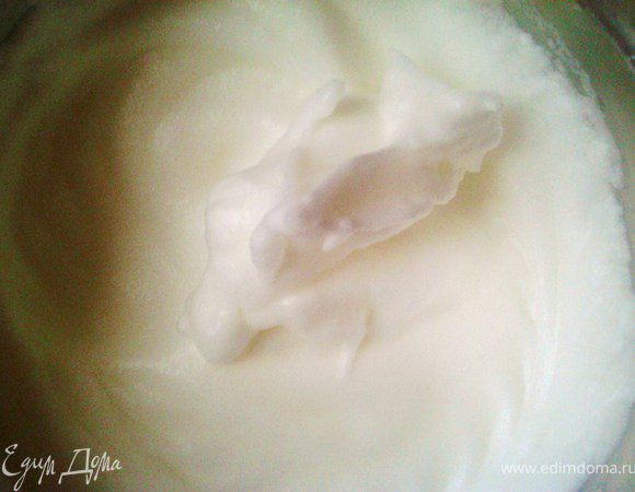 Отдельно взбить белки в крепкую пену. 