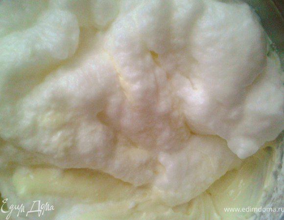 Добавить в творожную смесь и аккуратно перемешать, чтобы масса была воздушной.