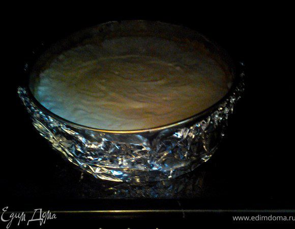 Налить в противень воду, поставить в воду форму, обмотанную фольгой, чтобы вода не попала внутрь формы. Выпекать при температуре 160 гр, на водяной бане. 