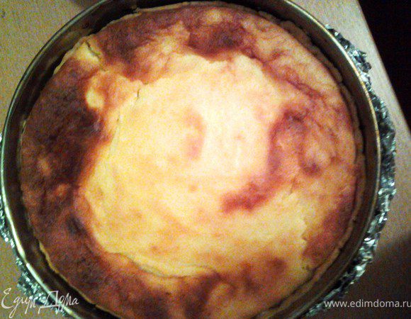 Выпекать 1 час 15 минут. Духовку не открывать, чтобы чизкейк не опал. После того как выключите духовку приоткрыть немного дверцу и подождать 30 минут, если вынуть сразу чизкейк опадет. Не резать пока полностью не остынет. 