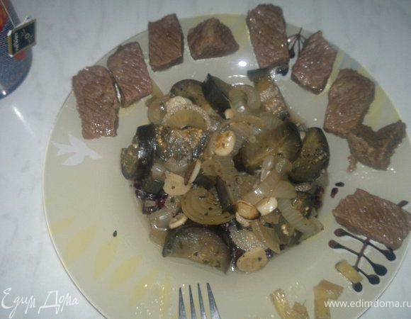 Режем кубиками говядину, обжариваем и заливаем водой,доводим до закипания и добавляем специи, закрываем крышку сотейника и тушим 20 минут.
Баклажан и шалот режем мелко обжариваем на оливком масле 3 минуты, убавляем огонь и тушим до эльдэнте минут 10 - 12
Отвариваем рис 40 минут, и промываем его так как он очень красит все с чем контактирует в цвет нефти ))))
Соединием рис и овощи и выкладываем говядину.