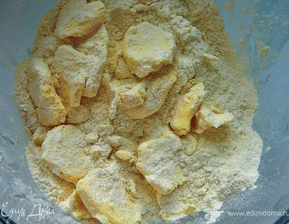 Холодное масло тонко нарезать и добавить к муке.