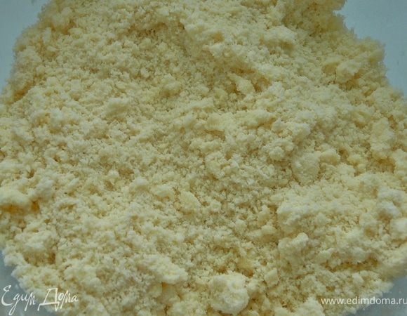 Перетереть масло с мукой в крошку.