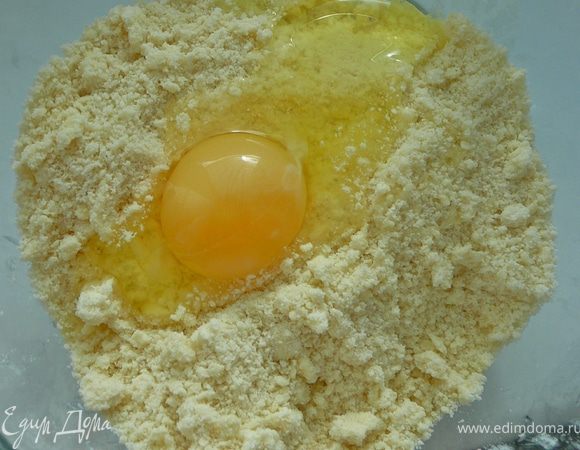 Добавить яйцо.