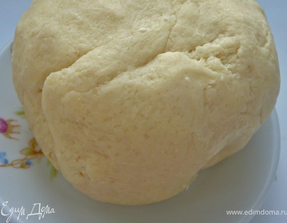 Замесить тесто.Завернуть в пищевую пленку и отправить в холодильник на 30 минут.