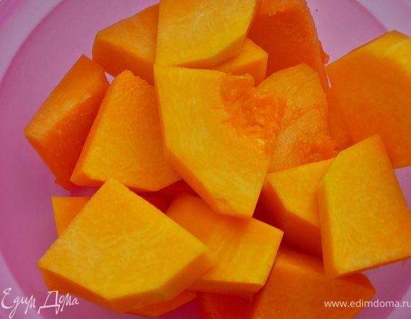 Приготовить начинку.Для этого,тыкву очистить и нарезать кубиками. 