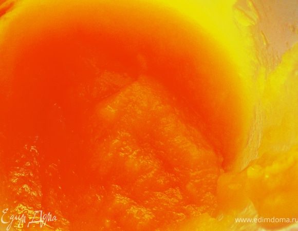 Отварить тыкву до готовности,переложить в блендер и пюрировать.