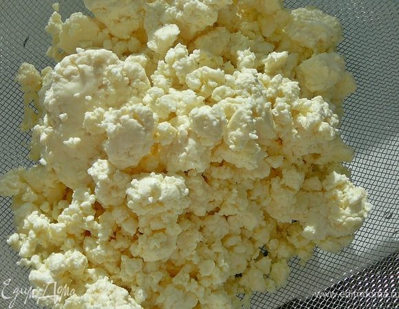 Творог перетереть через сито.