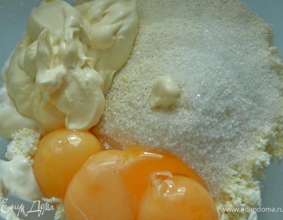 Творог,пюрированную тыкву переложить в блендер,добавить сахар,манку,сметану,ванильный сахар,желтки и взбить до однородного состояния.