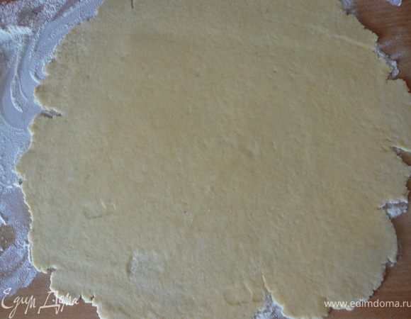 Тесто раскатать на присыпанной мукой поверхности.