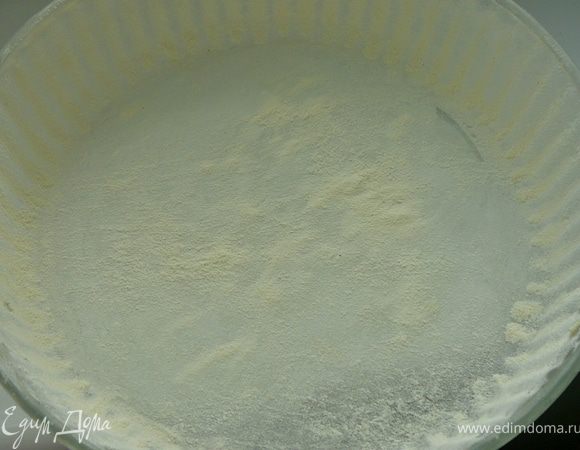 Форму смазать сливочным маслом,присыпать мукой.