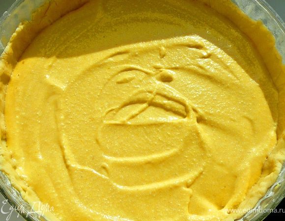 Перенести с помощью скалки тесто в форму,разровнять,сформировать борты.Вылить начинку в тесто и разровнять ее.