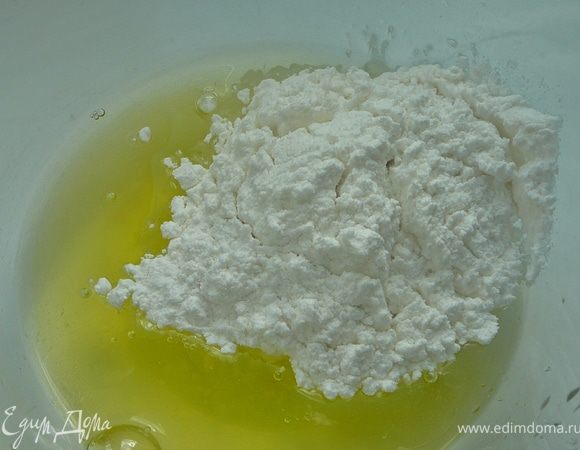 Приготовить суфле.Для этого в охлажденные яичные беслки добавить сахарную пудру и взбить.