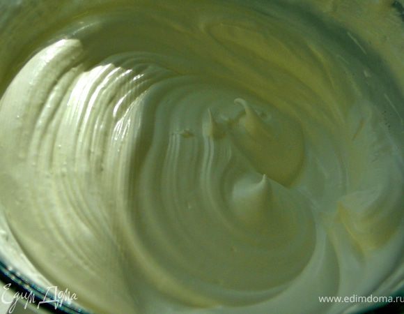 Взбивать по началу на малых оборотах миксера,постепенно увеличивая обороты.Взбивать до густых,крепких пиков.